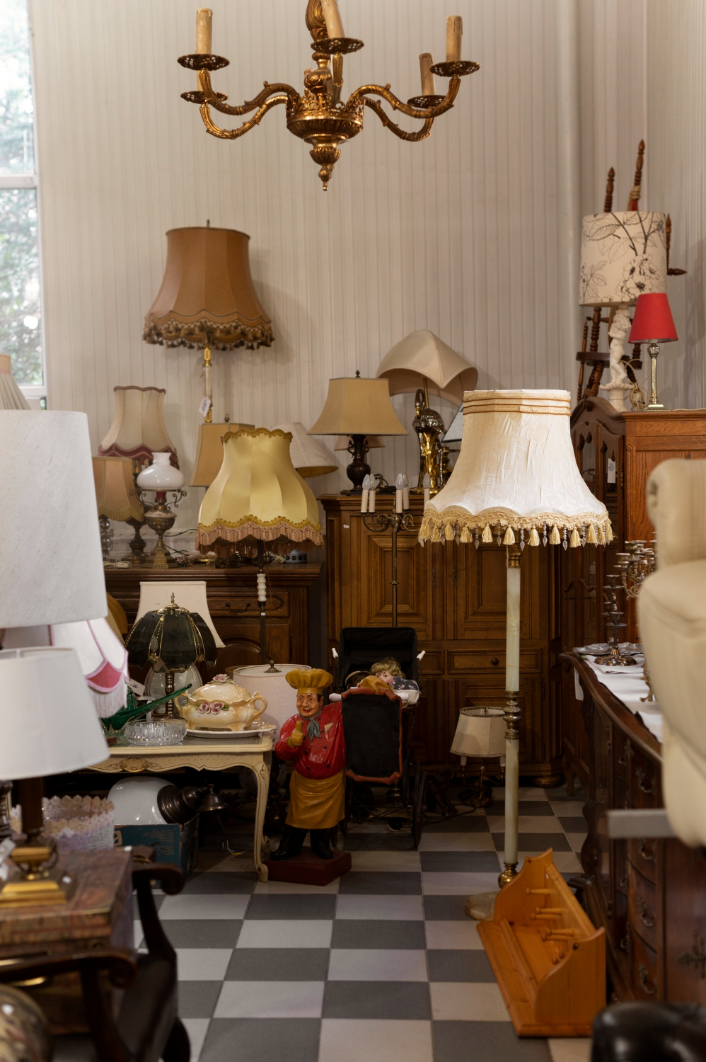 Boutique vintage les-rives-des-renards à tarn avec lampes rétro et meubles anciens chaleureux