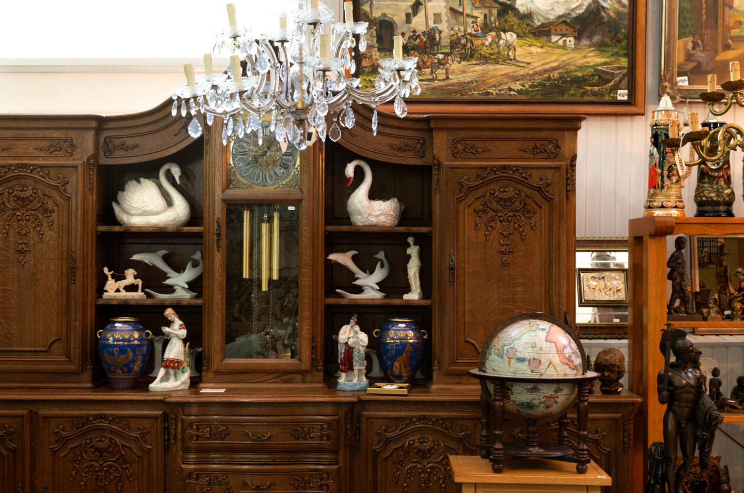 Buffet ancien sculpté, globe et lustre chez les-rives-des-renards, brocante de charme dans le Tarn