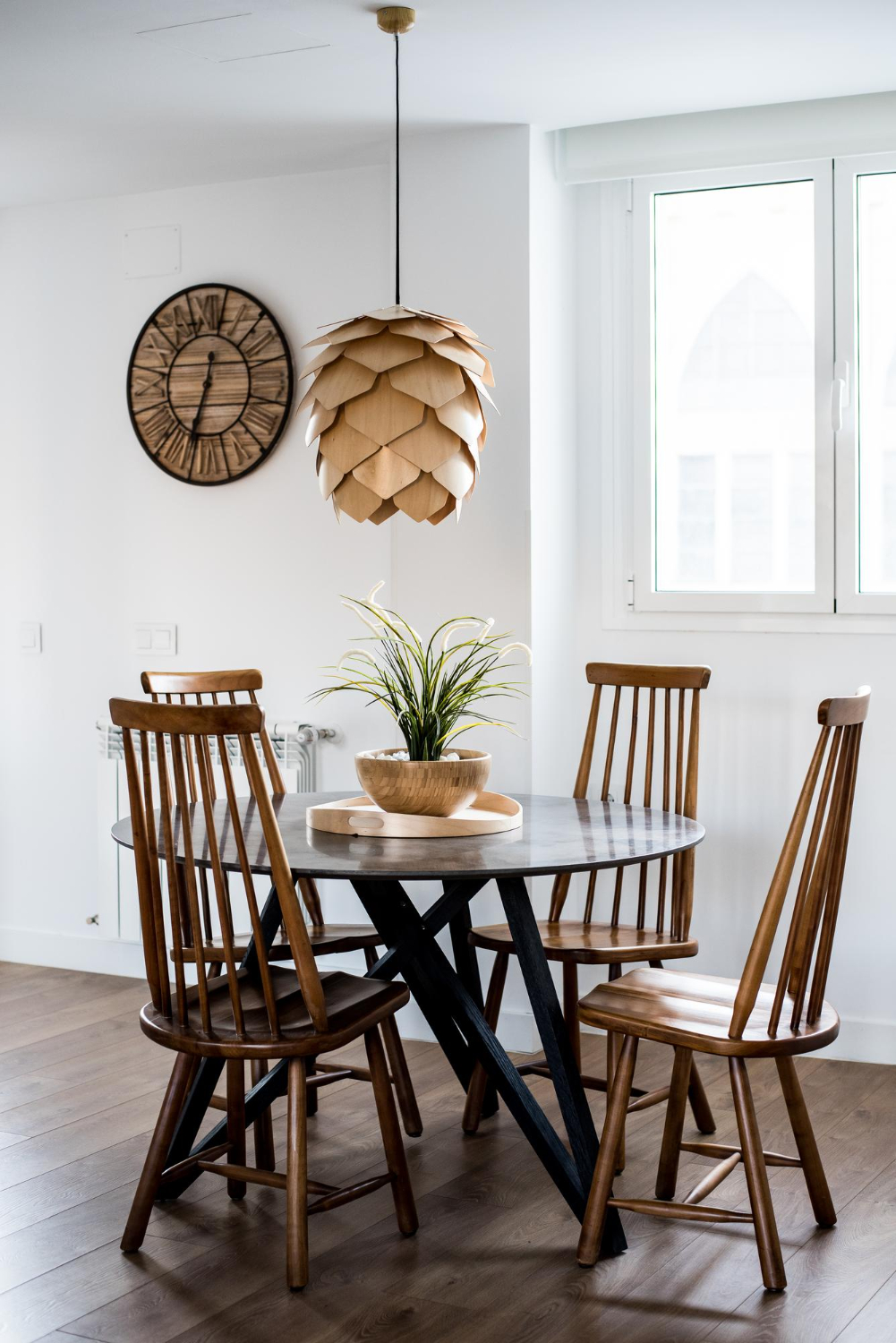 Coin repas scandinave chaleureux chez les-rives-des-renards dans le tarn, table ronde noire et chaises bois