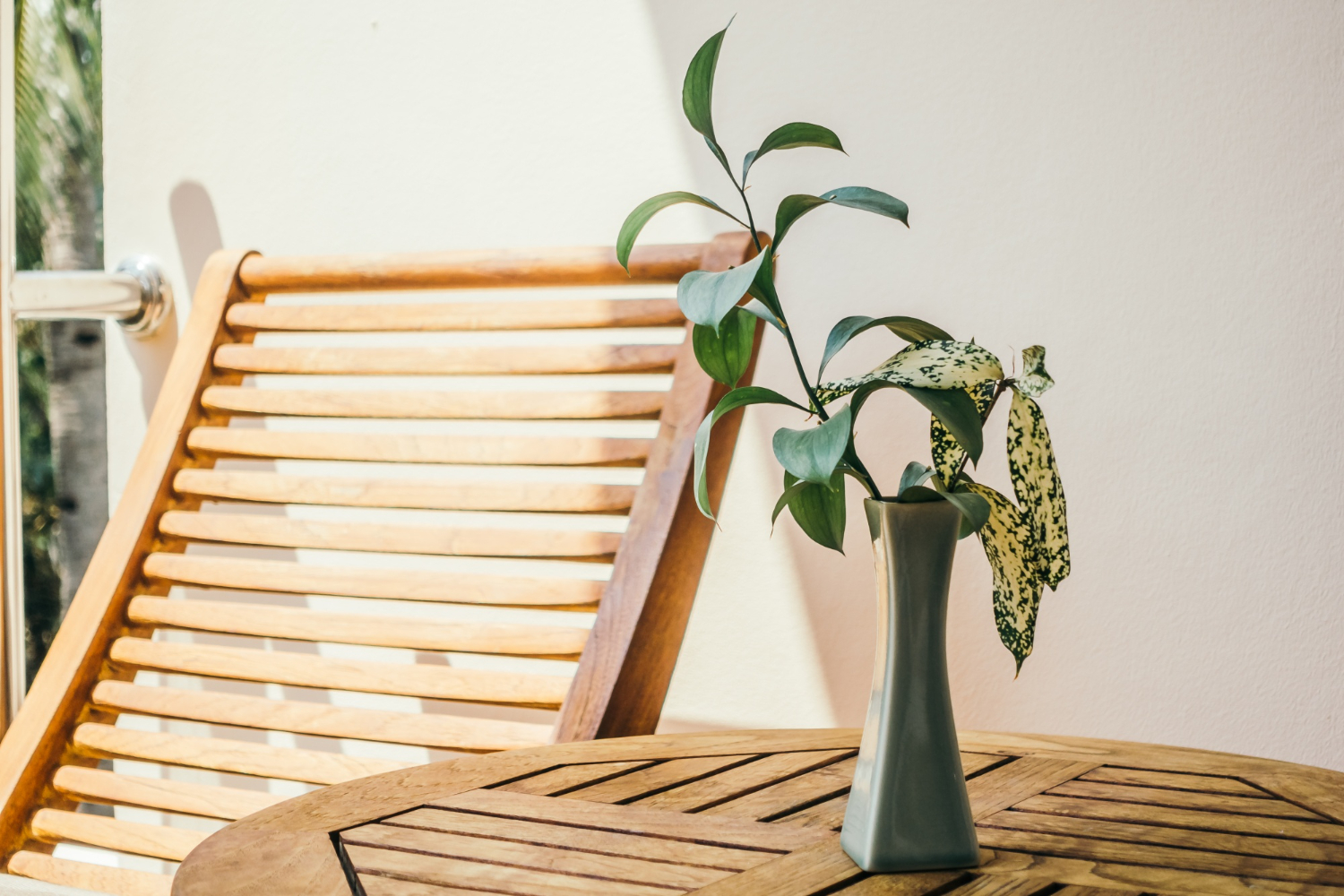 Déco minimaliste avec vase géométrique et fauteuil bois, ambiance zen les-rives-des-renards tarn