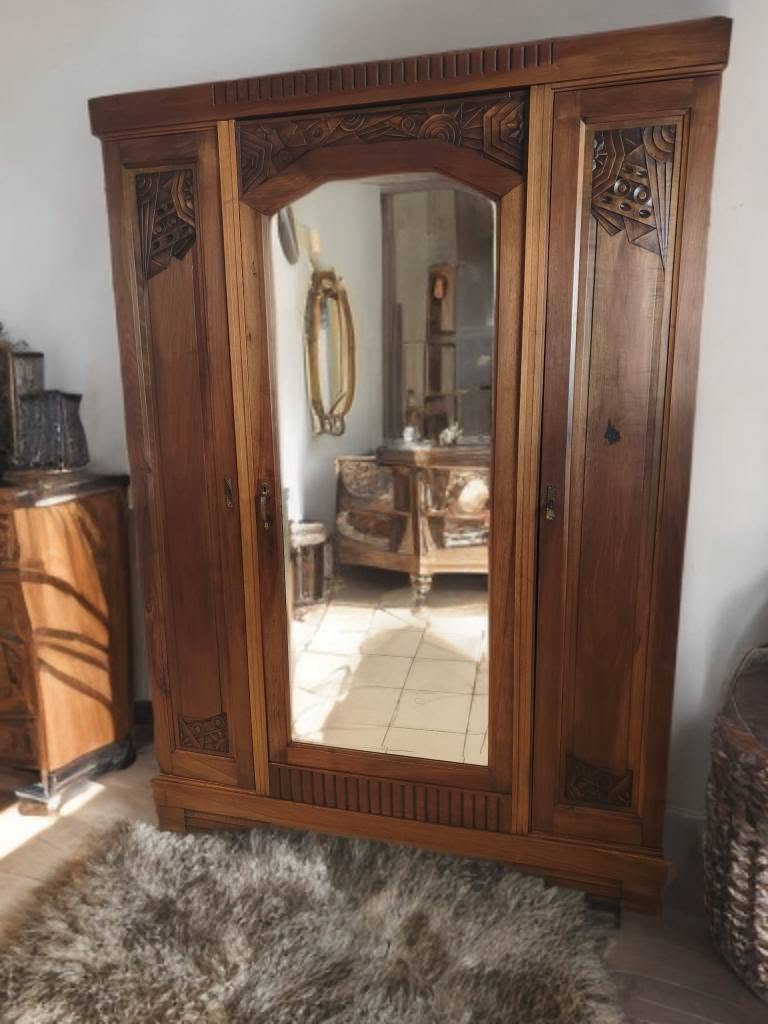 Armoire ancienne miroir en bois sculpté chez les-rives-des-renards, intérieur lumineux et chaleureux dans le Tarn