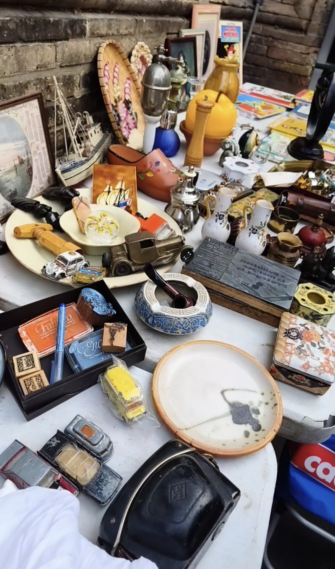 Brocante vintage les-rives-des-renards tarn avec bibelots, vaisselle ancienne, jouets et déco rétro sur table extérieure