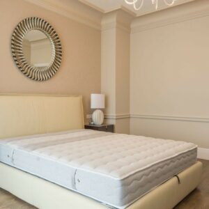 Chambre moderne avec grand lit capitonné chez les-rives-des-renards, décoration élégante dans le Tarn