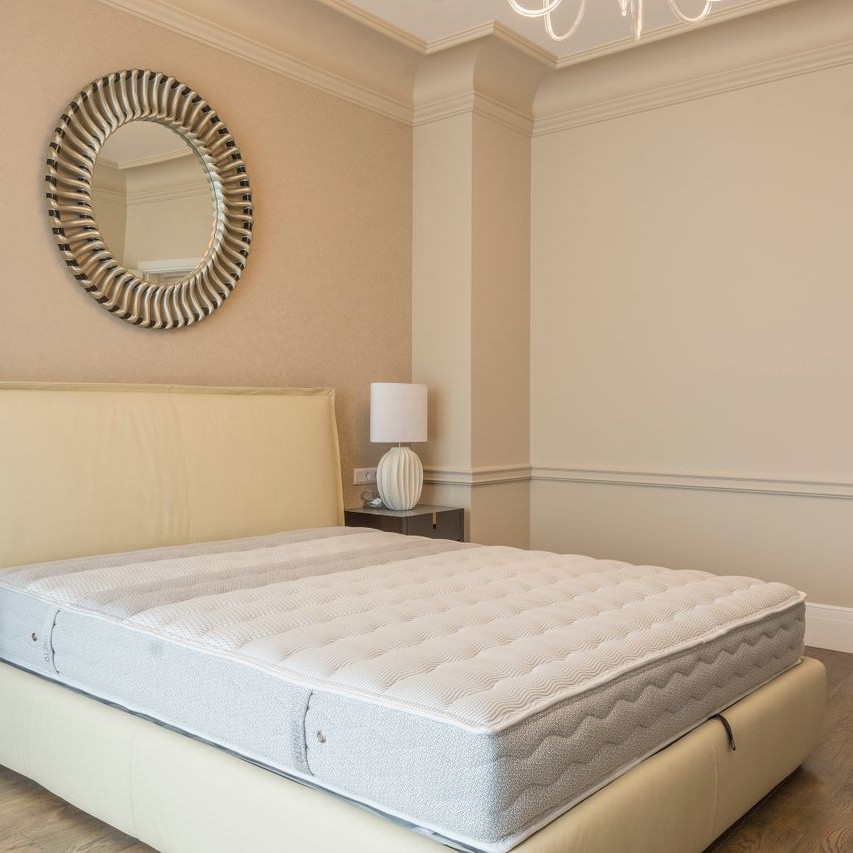 Chambre moderne avec grand lit capitonné chez les-rives-des-renards, décoration élégante dans le Tarn