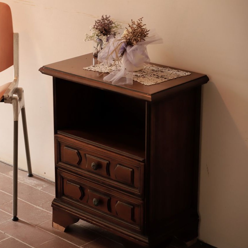 Commode vintage bois foncé décorée de fleurs séchées chez les-rives-des-renards, ambiance chaleureuse dans le Tarn