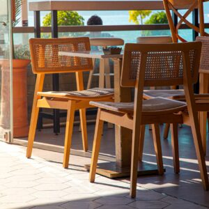 Terrasse ensoleillée avec table en bois et vue mer chez les-rives-des-renards dans le Tarn