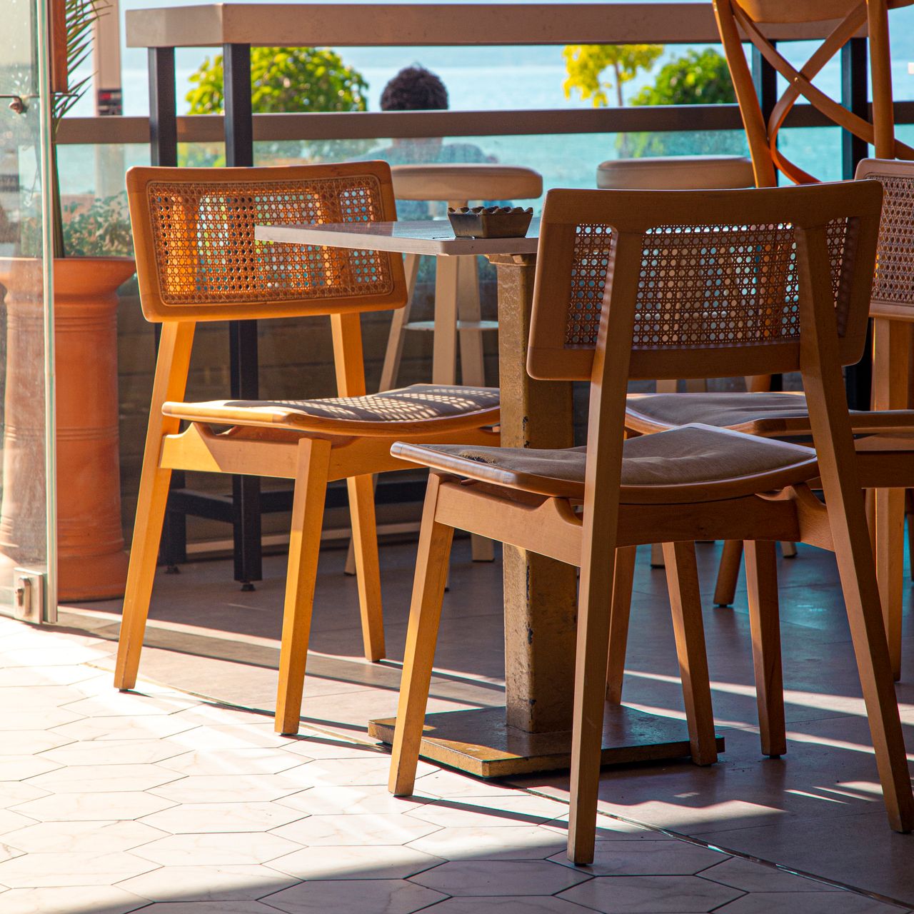 Terrasse ensoleillée avec table en bois et vue mer chez les-rives-des-renards dans le Tarn