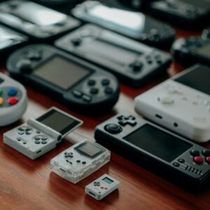 Consoles de jeux rétro et modernes sur table en bois chez les-rives-des-renards dans le Tarn