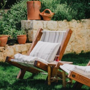 Coin détente jardin cosy les-rives-des-renards avec fauteuil bois et verdure luxuriante dans le Tarn