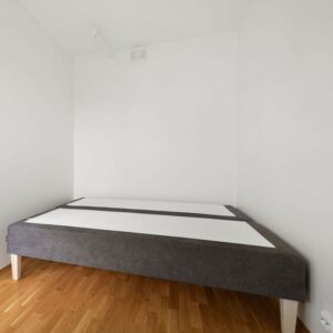 Cadre de lit double minimaliste gris et bois chez les-rives-des-renards dans le Tarn, chambre épurée