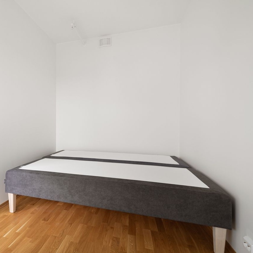 Cadre de lit double minimaliste gris et bois chez les-rives-des-renards dans le Tarn, chambre épurée