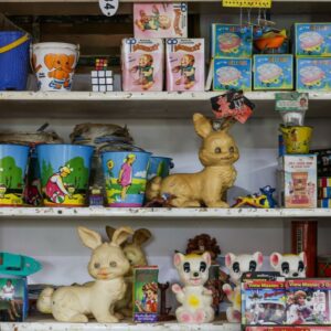 Étagère de jouets rétro et seaux décorés chez les-rives-des-renards, brocante vintage dans le Tarn