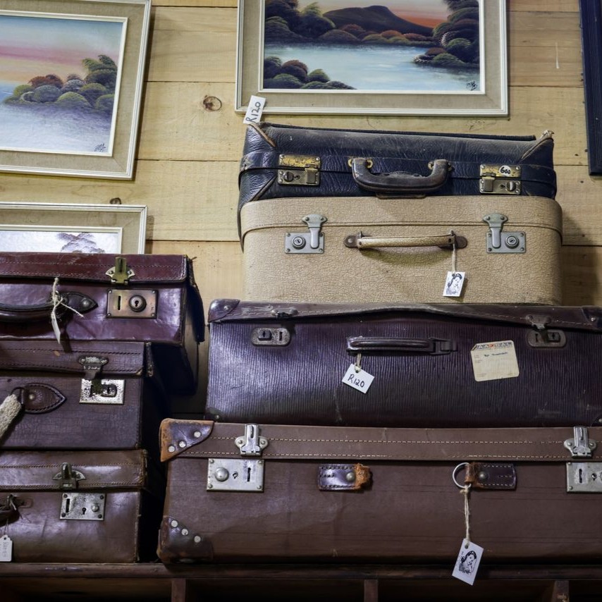 Valises vintage empilées ambiance brocante les-rives-des-renards dans le tarn