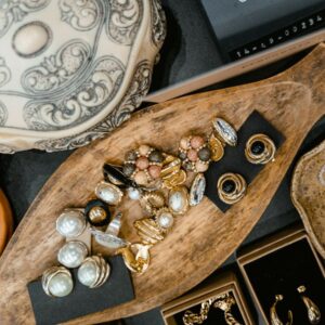 Bijoux vintage dorés sur plateau en bois chez les-rives-des-renards, brocante tarn