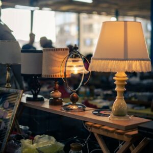 Lampes de table vintage allumées sur un stand rétro chez les-rives-des-renards, brocante chaleureuse dans le Tarn